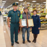 Сергею Ардиматову, спасшему на пожаре трёх человек, вручили медаль и благодарственные письма.
