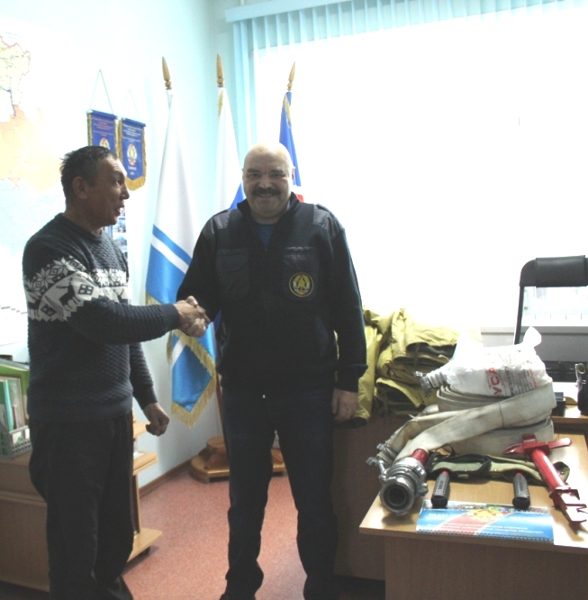 Евгений Придубков вручил боевую одежду и поблагодарил за работу.