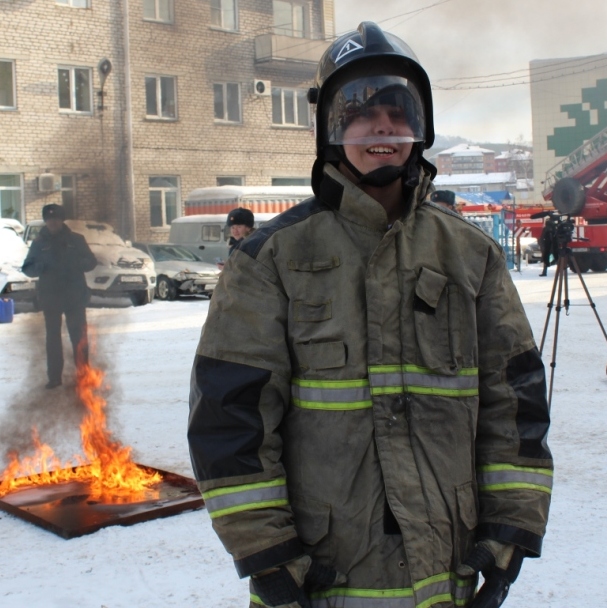 Члены клуба «Юный пожарный» напомнили жителям столицы республики, о правилах пользования огнетушителем.