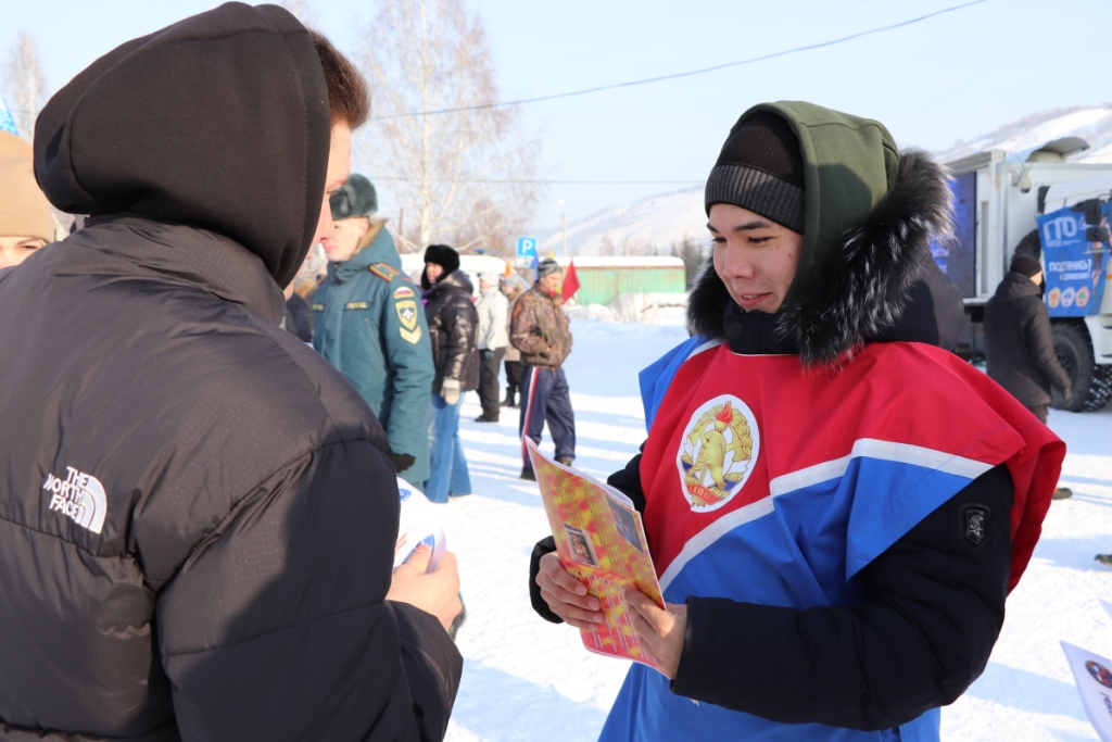 О правилах пожарной безопасности участникам зимнего праздника «Лыжня России 2023»  напомнили члены клуба «Юный пожарный».