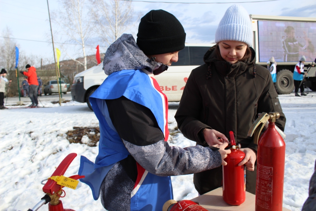 О правилах пожарной безопасности участникам зимнего праздника «Лыжня России 2024»  напомнили члены клуба «Юный пожарный» ВДПО Республики Алтай.
